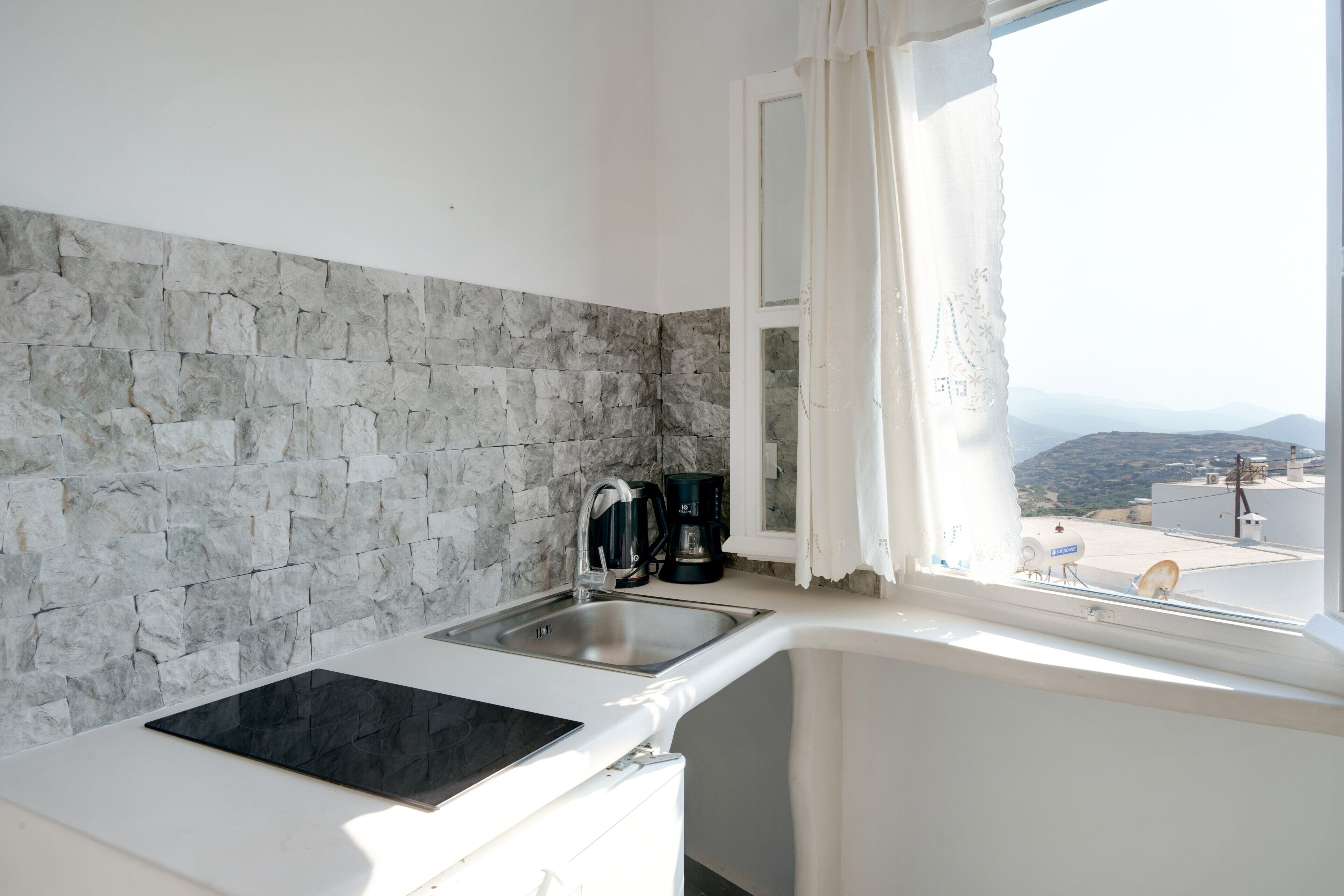 Réfrigérateur, surface de cuisson, cafetière-théière