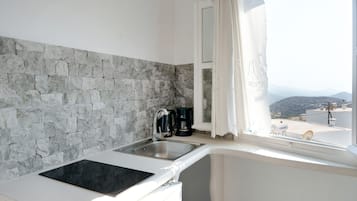 Réfrigérateur, surface de cuisson, cafetière-théière