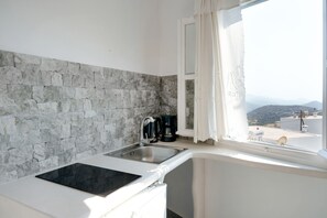 Kjøleskap, kokeplater, kaffetrakter/tekoker og vannkoker