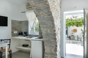 Jääkaappi, liesi, kahvin-/teenkeitin, vedenkeitin