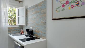Kühlschrank, Herdplatte, Wasserkocher mit Kaffee-/Teezubehör
