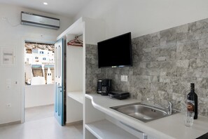 Interior - Studio Apartment 'Politimi  N1' with Mountain View, Wi-Fi and Air Conditioning (Amorgos)