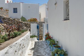 Property grounds - Studio Apartment 'Politimi N7' with Mountain View, Wi-Fi and Air Conditioning (Amorgos)