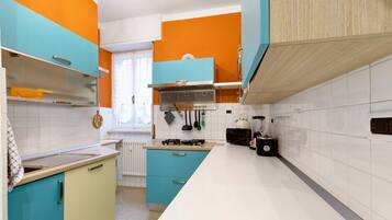 Køleskab, mikrobølgeovn, ovn, kogeplade