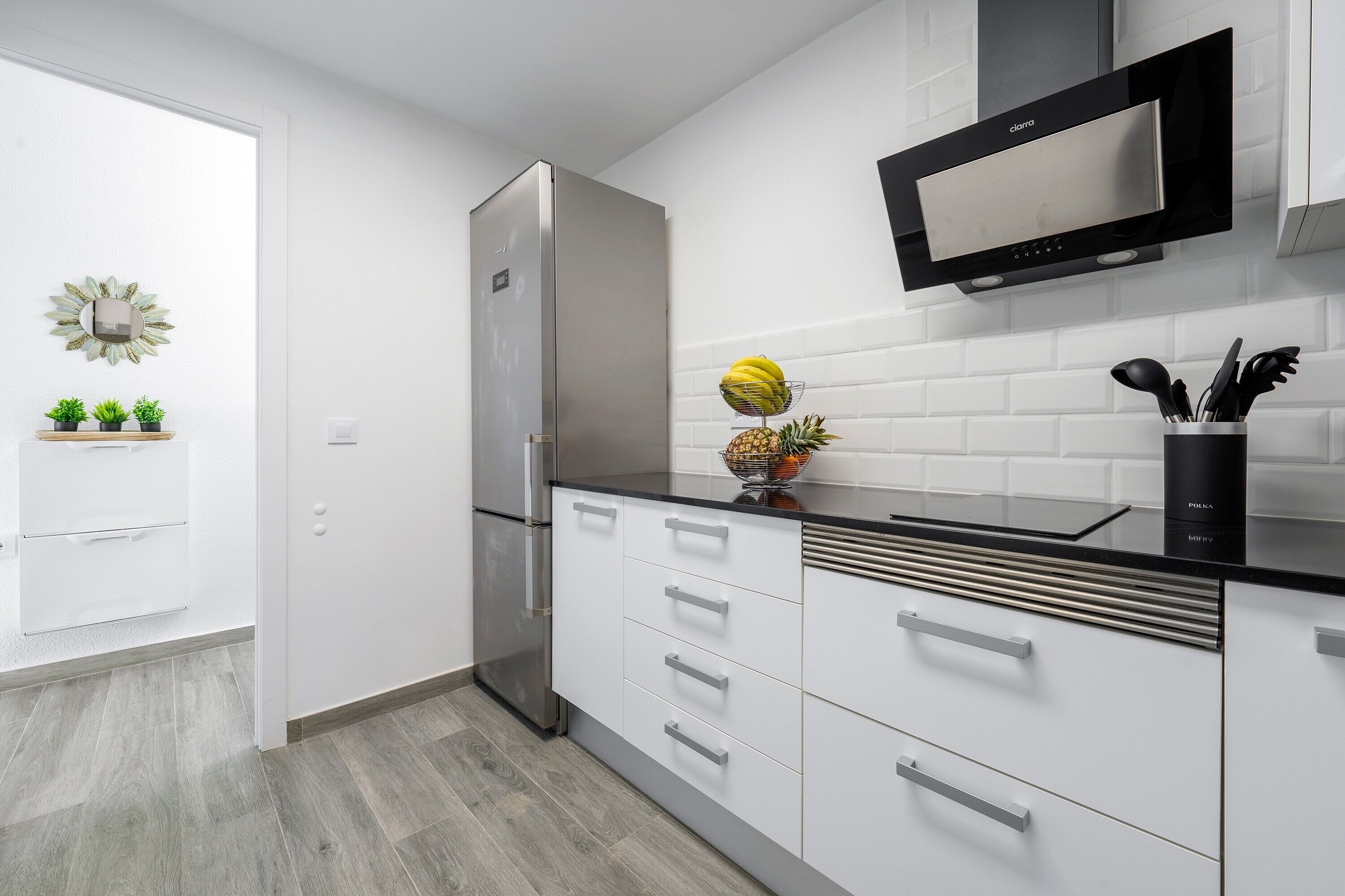 Kjøleskap, mikrobølgeovn, kokeplater og oppvaskmaskin