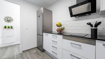 Kjøleskap, mikrobølgeovn, kokeplater og oppvaskmaskin