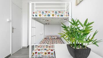 3 Schlafzimmer, BĂŒgeleisen/BĂŒgelbrett, kostenloses WLAN, BettwĂ€sche