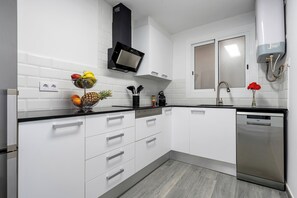 Réfrigérateur, micro-ondes, plaque de cuisson, lave-vaisselle