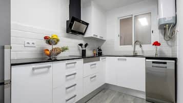 Frigorífico, microondas, placa de cocina y lavavajillas