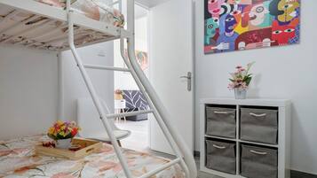 3 slaapkamers, een strijkplank/strijkijzer, gratis wifi, beddengoed