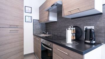 Fridge, microwave, stovetop, coffee/tea maker