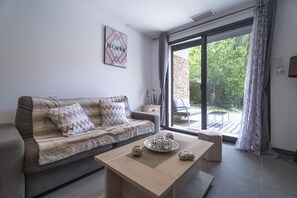 TV - Escape and serenity at Studio Le Partegal with shared pool, Wi-Fi and air conditioning (La Valette-du-Var)