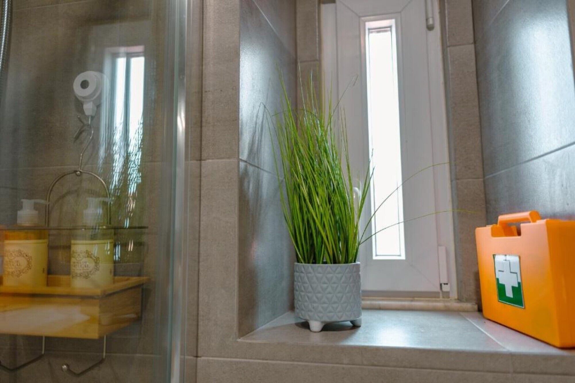 Suihku, hiustenkuivaaja, pyyhkeet