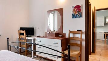 1 chambre, fer et planche Ă repasser, Wi-Fi gratuit, draps fournis