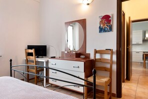 1 chambre, fer et planche à repasser, accès au Wi-Fi (inclus)