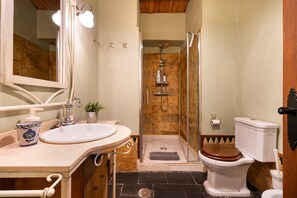 Douche, sèche-cheveux, serviettes fournies