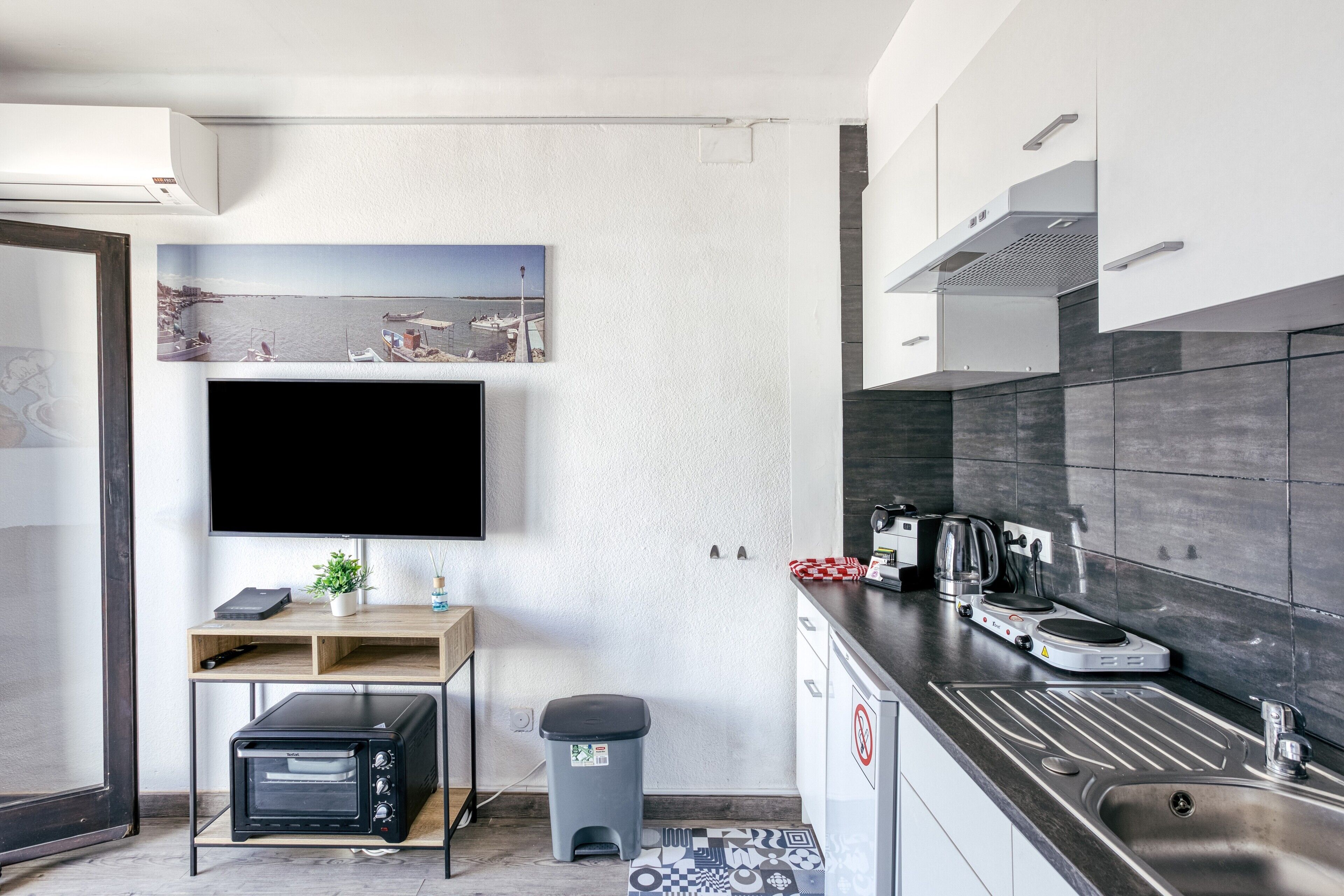 Fridge, oven, stovetop, coffee/tea maker