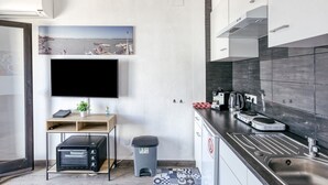 A modern kitchen with a flat-screen TV, a built-in oven, and a sink. - Apartment 'Casa Jois' with Sea View, Wi-Fi and Air Conditioning (Empuriabrava)