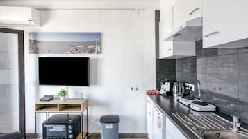 Fridge, oven, stovetop, coffee/tea maker