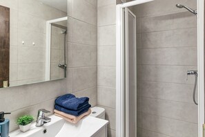 Douche, sèche-cheveux, serviettes fournies