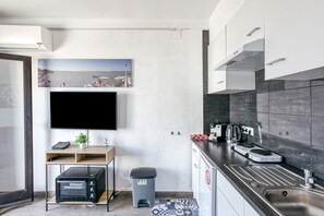 Kjøleskap, ovn, kokeplater og kaffetrakter/tekoker