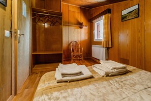 4 bedrooms, free WiFi, bed sheets - Apartment 'Valle De Juarros' with Private Pool, Private Garden and Wi-Fi (San Adrián de Juarros)