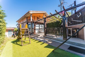 Property grounds - Apartment 'Valle De Juarros' with Private Pool, Private Garden and Wi-Fi (San Adrián de Juarros)