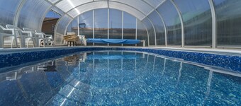 Apartamento 'Valle De Juarros' con piscina privada, jardín privado y Wi-Fi