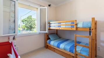 4 bedrooms, iron/ironing board, free WiFi, bed sheets