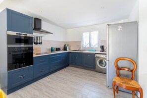 Køleskab, mikrobølgeovn, ovn, kogeplade