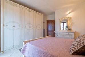 2 bedrooms, bed sheets