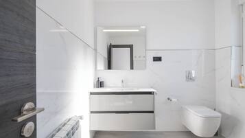 Suihku, hiustenkuivaaja, pyyhkeet