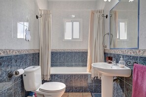Shower, hair dryer, towels - Holiday Home 'Villa Sheyla Maria' with Private Pool, Private Terrace and Air Conditioning (Conil de la frontera)