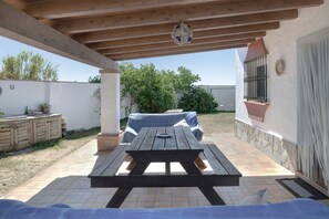 Outdoor dining - Holiday Home 'Villa Sheyla Maria' with Private Pool, Private Terrace and Air Conditioning (Conil de la frontera)
