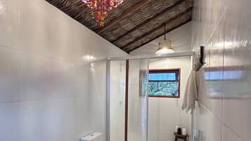 Suíte Argonauta (Treehouse) | Bathroom | Shower, towels, soap, shampoo