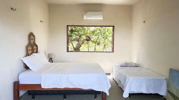 Suíte Tainha | Bathroom | Shower, towels, soap, shampoo