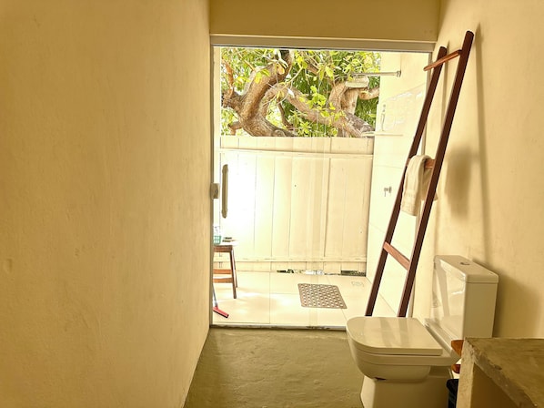 Suíte Manjuba | Bathroom | Shower, towels, soap, shampoo