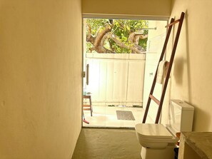 Suíte Manjuba | Bathroom | Shower, towels, soap, shampoo