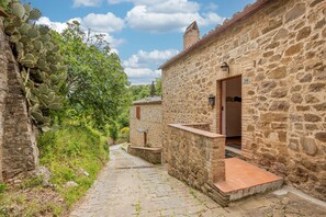 Property grounds - Holiday Home 'Casa Ida' with Private Terrace, Wi-Fi and Air Conditioning (Montalcino)