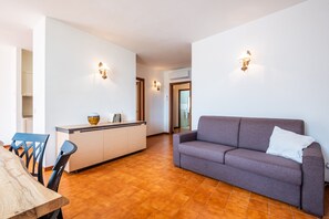 TV - Holiday Home 'Casa Ida' with Private Terrace, Wi-Fi and Air Conditioning (Montalcino)