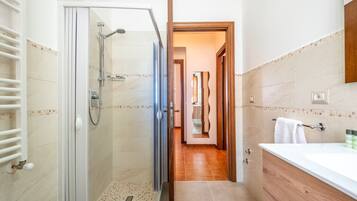 Chuveiro, secador de cabelo, toalhas de banho