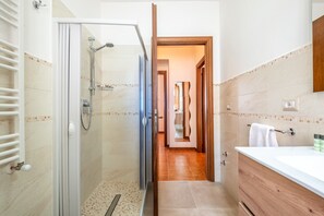Een douche, een haardroger, handdoeken