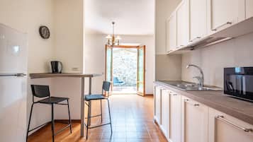 Frigorifero, microonde, forno, piano cottura