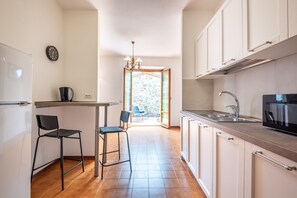 Fridge, microwave, oven, stovetop - Holiday Home 'Casa Ida' with Private Terrace, Wi-Fi and Air Conditioning (Montalcino)