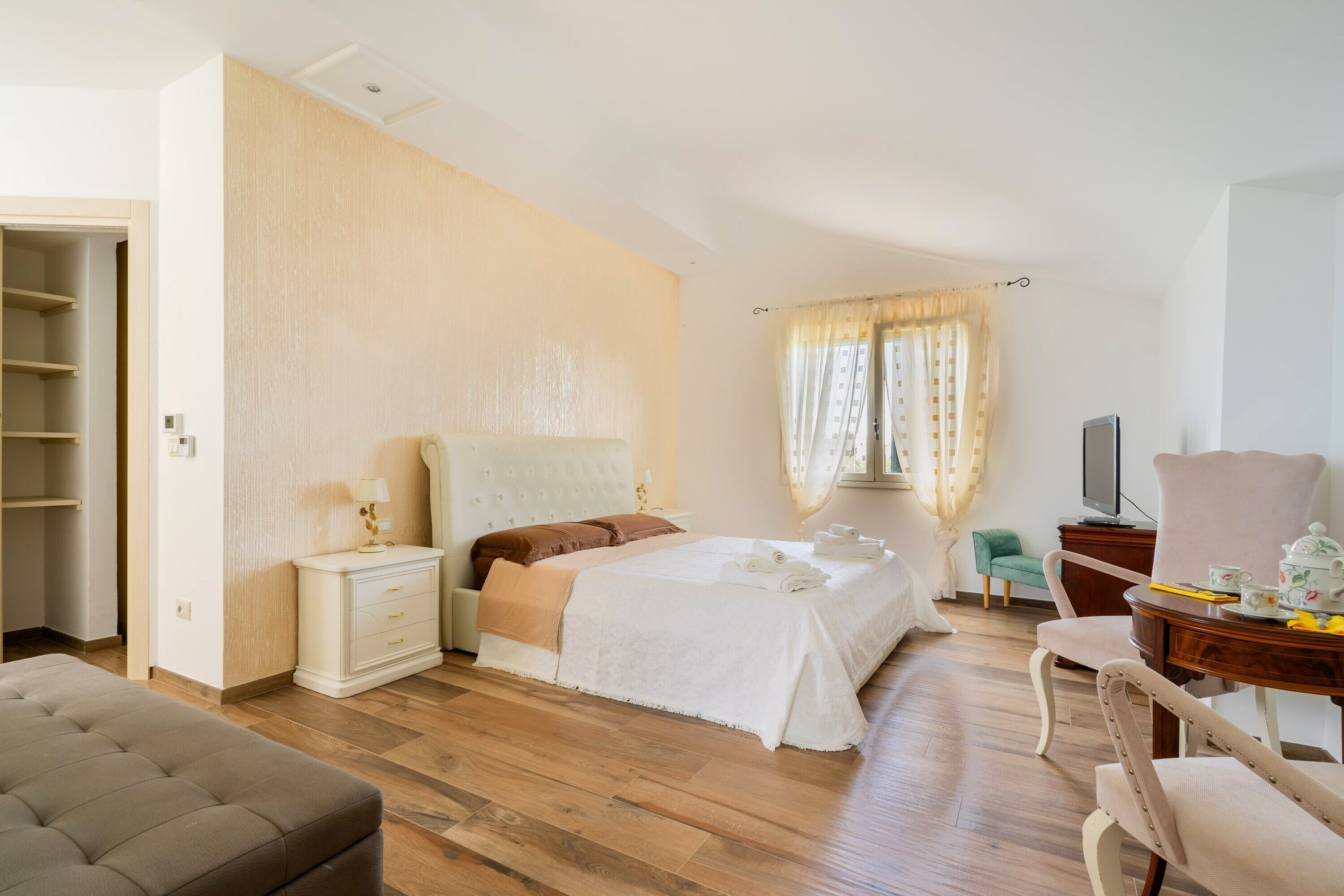 6 quartos, ferros/tábuas de passar roupa, Wi-Fi de cortesia