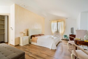 6 bedrooms, iron/ironing board, free WiFi, bed sheets