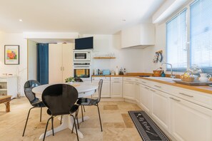 Fridge, microwave, oven, stovetop - Apartment 'Lobéal' with Shared Pool, Wi-Fi and Air Conditioning (Auriol)