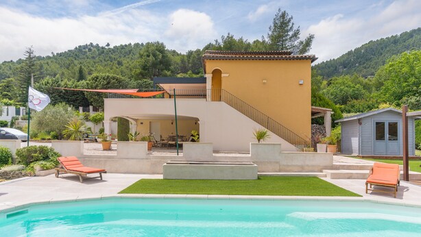 A pool area with lounge chairs, a staircase, and a flag. - Apartment 'Lobéal' with Shared Pool, Wi-Fi and Air Conditioning (Auriol)