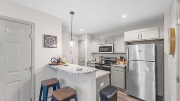 Micro-ondes, four, plaque de cuisson, lave-vaisselle