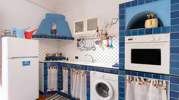 Fridge, oven, stovetop, coffee/tea maker